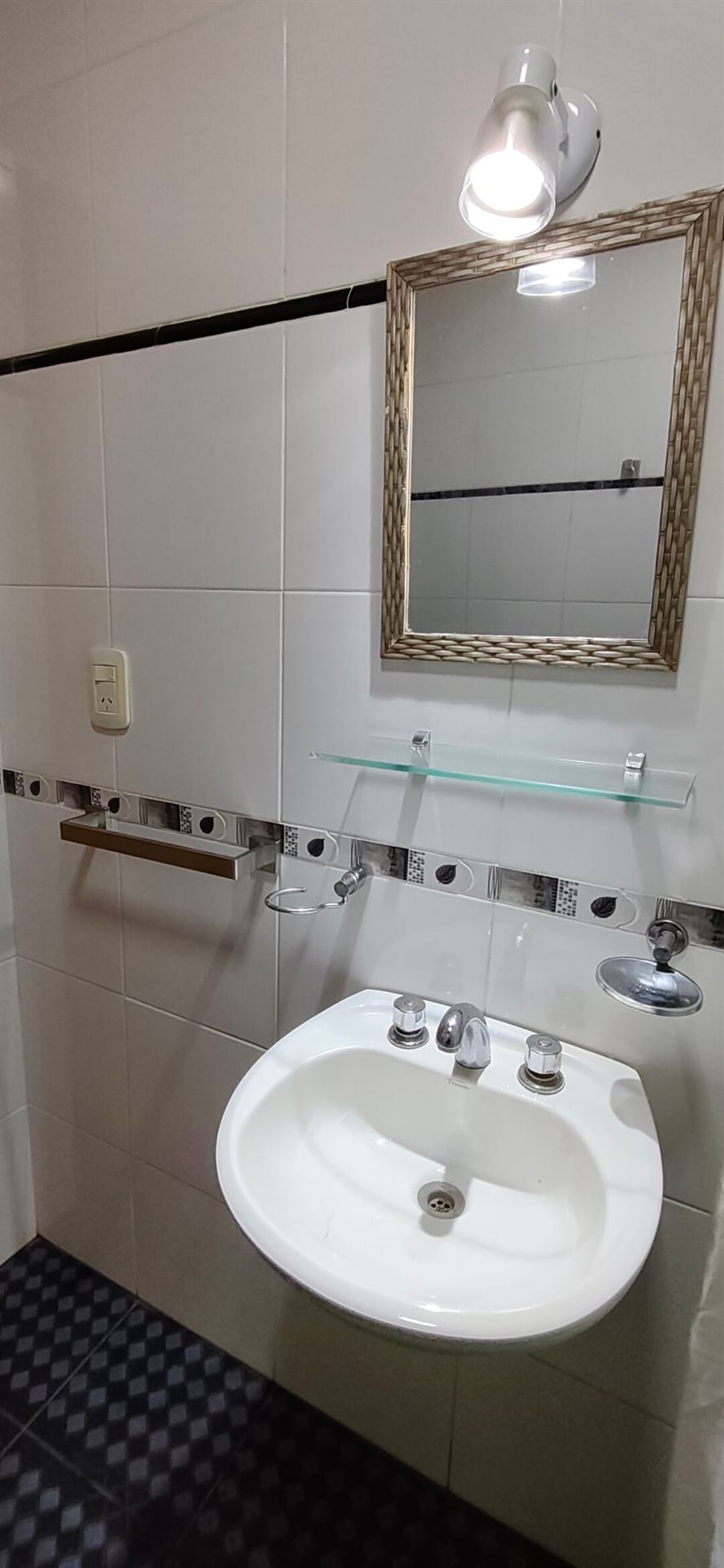 Baño completo con espejo y luz de tocador