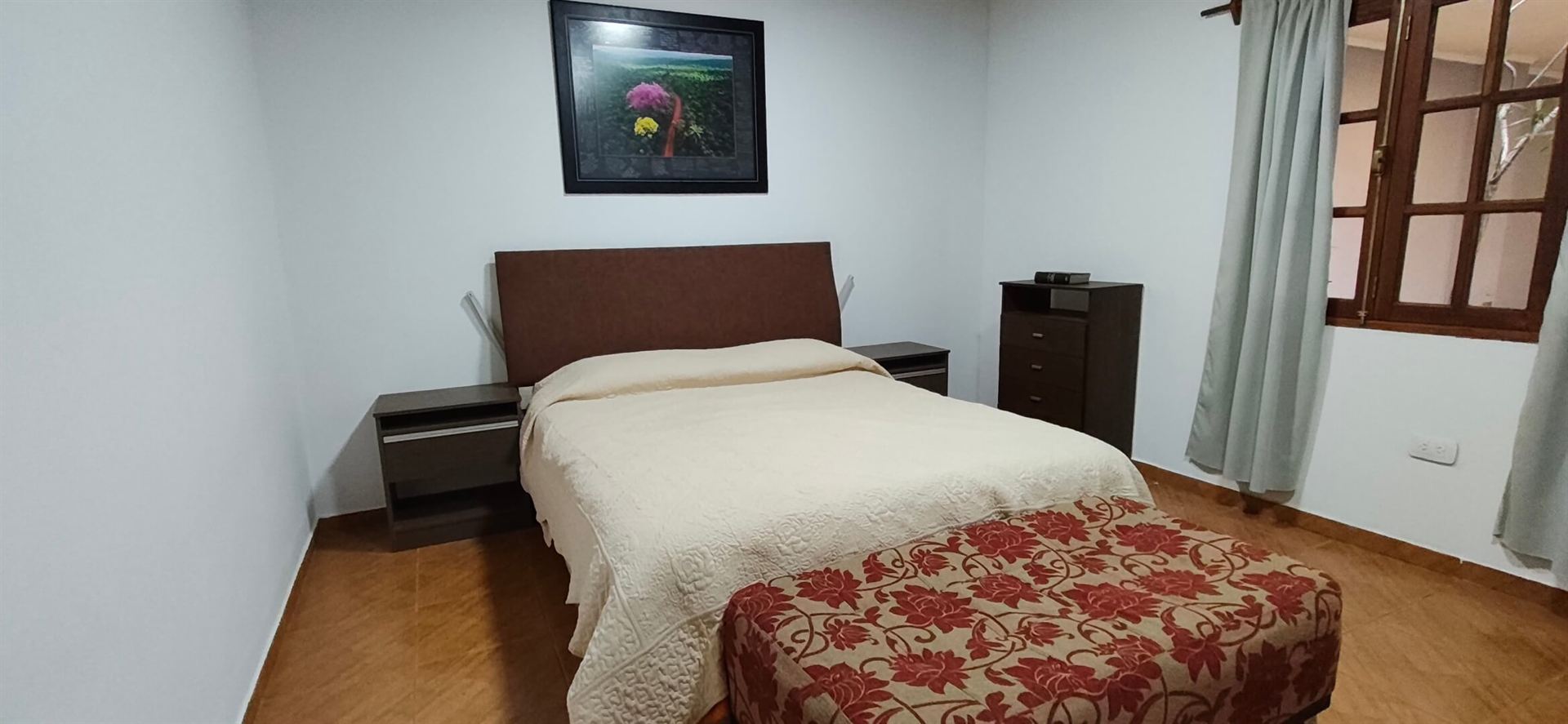 Dormitorio principal con cama matrimonial
