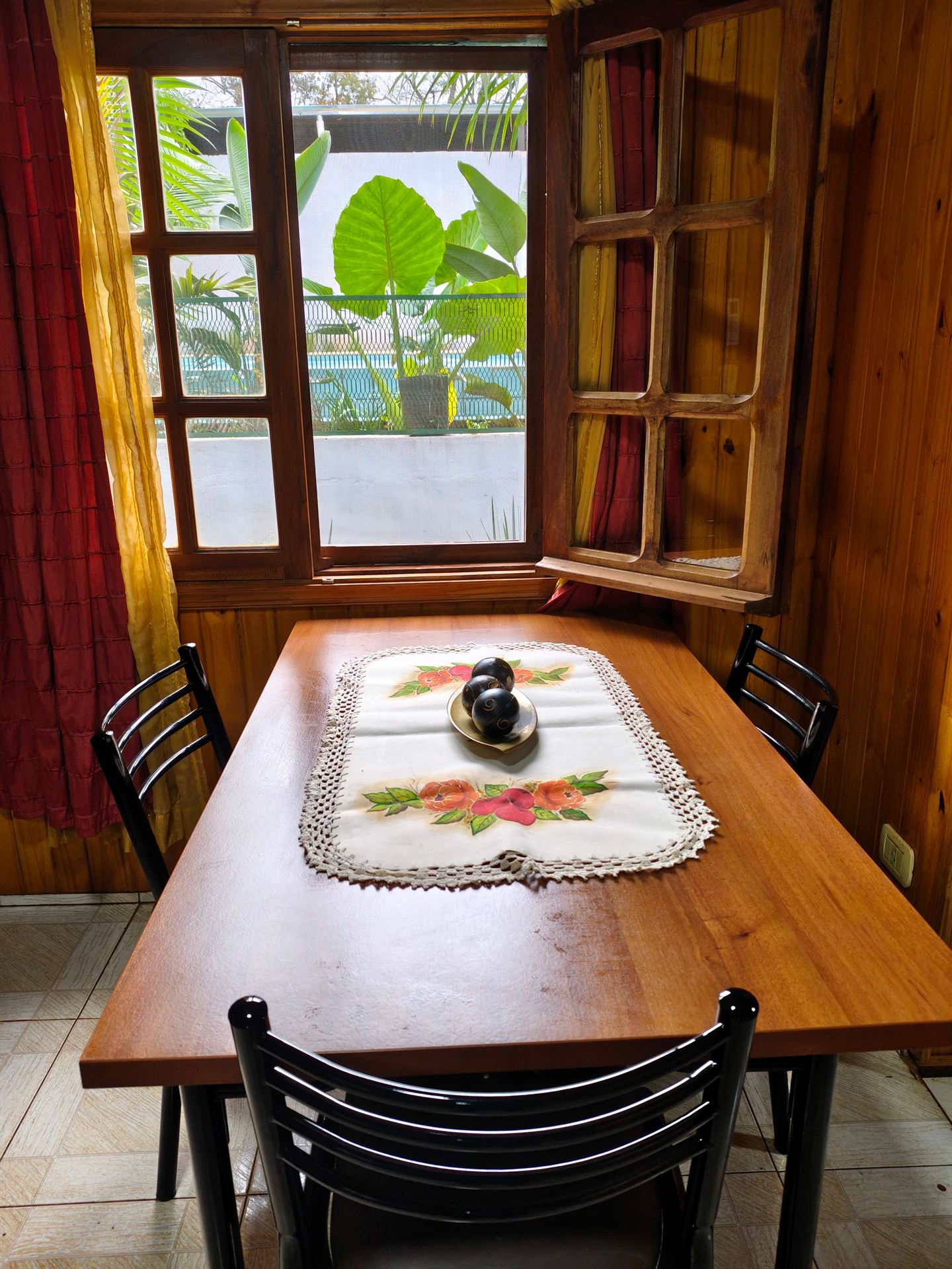 Comedor junto a la ventana con vista a la pileta