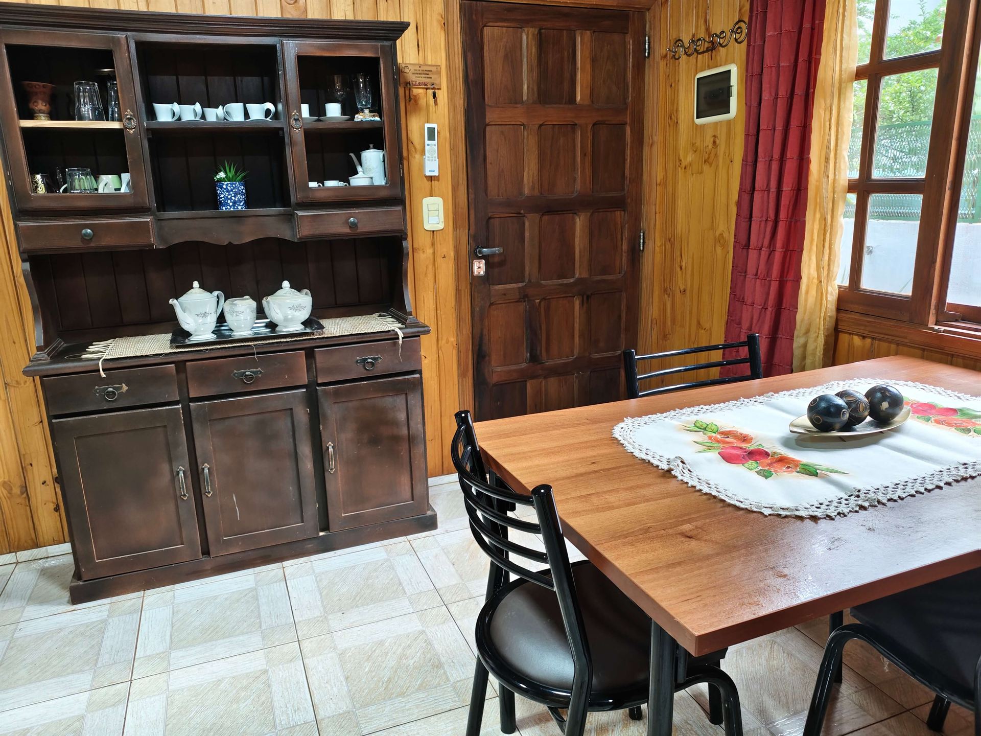 Comedor con vajillero de madera