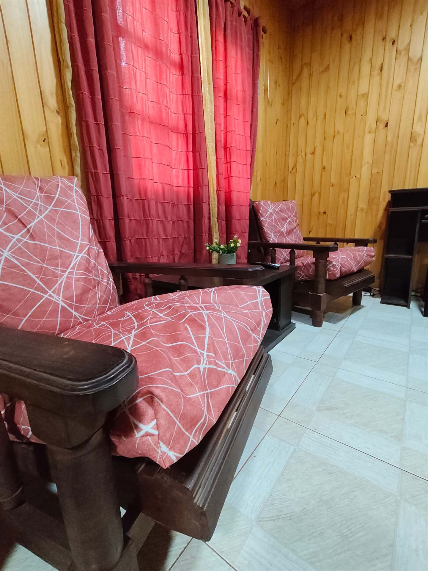 Estar con sillones de madera
