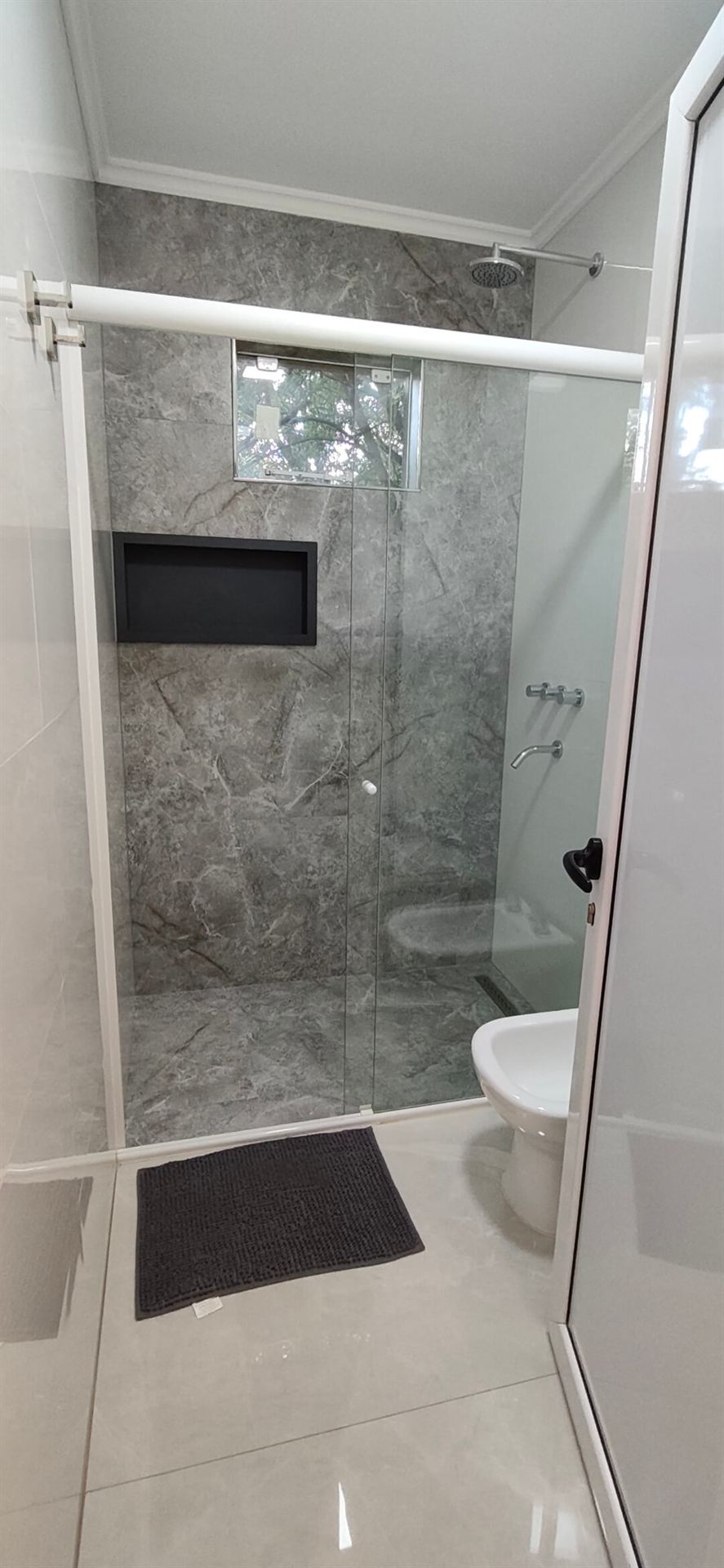 Ducha con mampara de vidrio