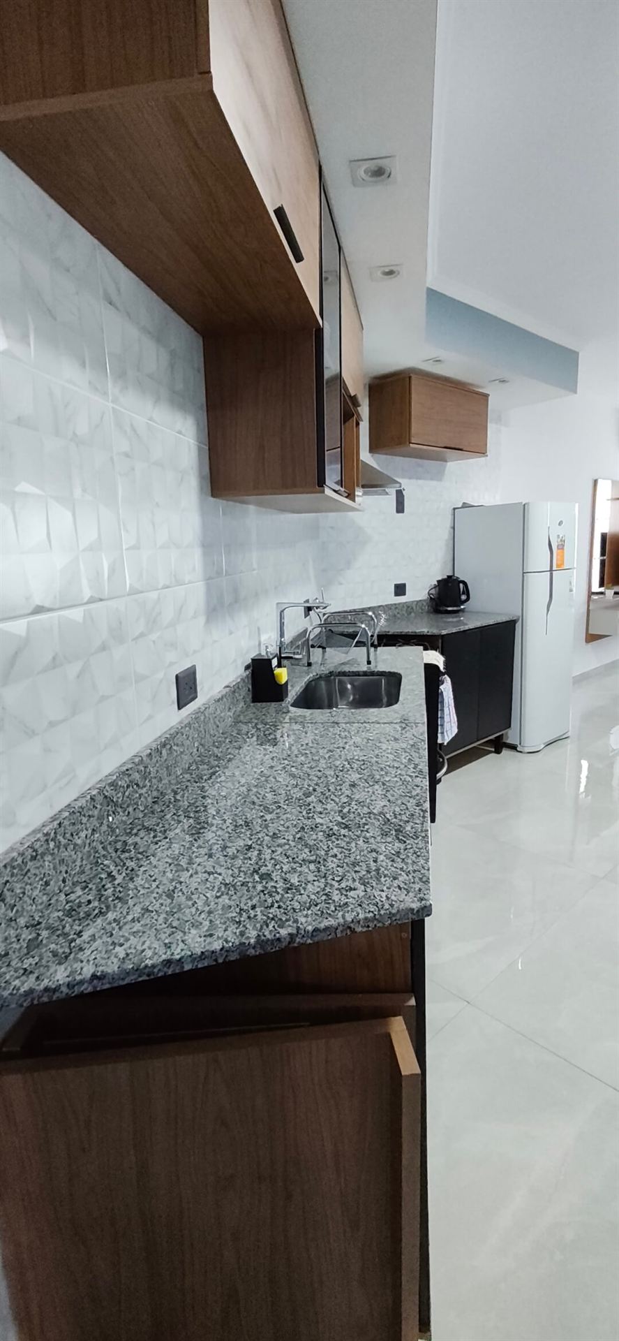 Cocina equipada con mesada de granito