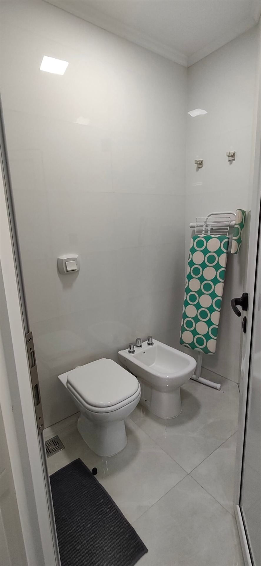Baño completo con inodoro y bidet