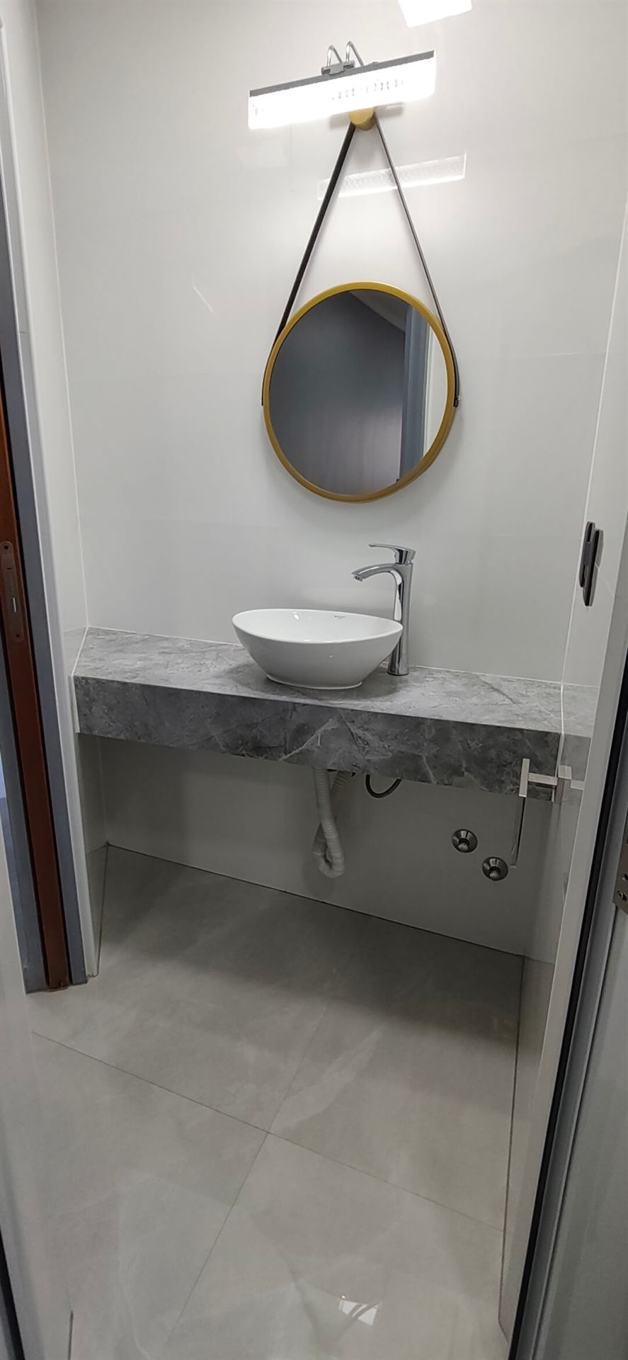 Toilette con espejo redondo