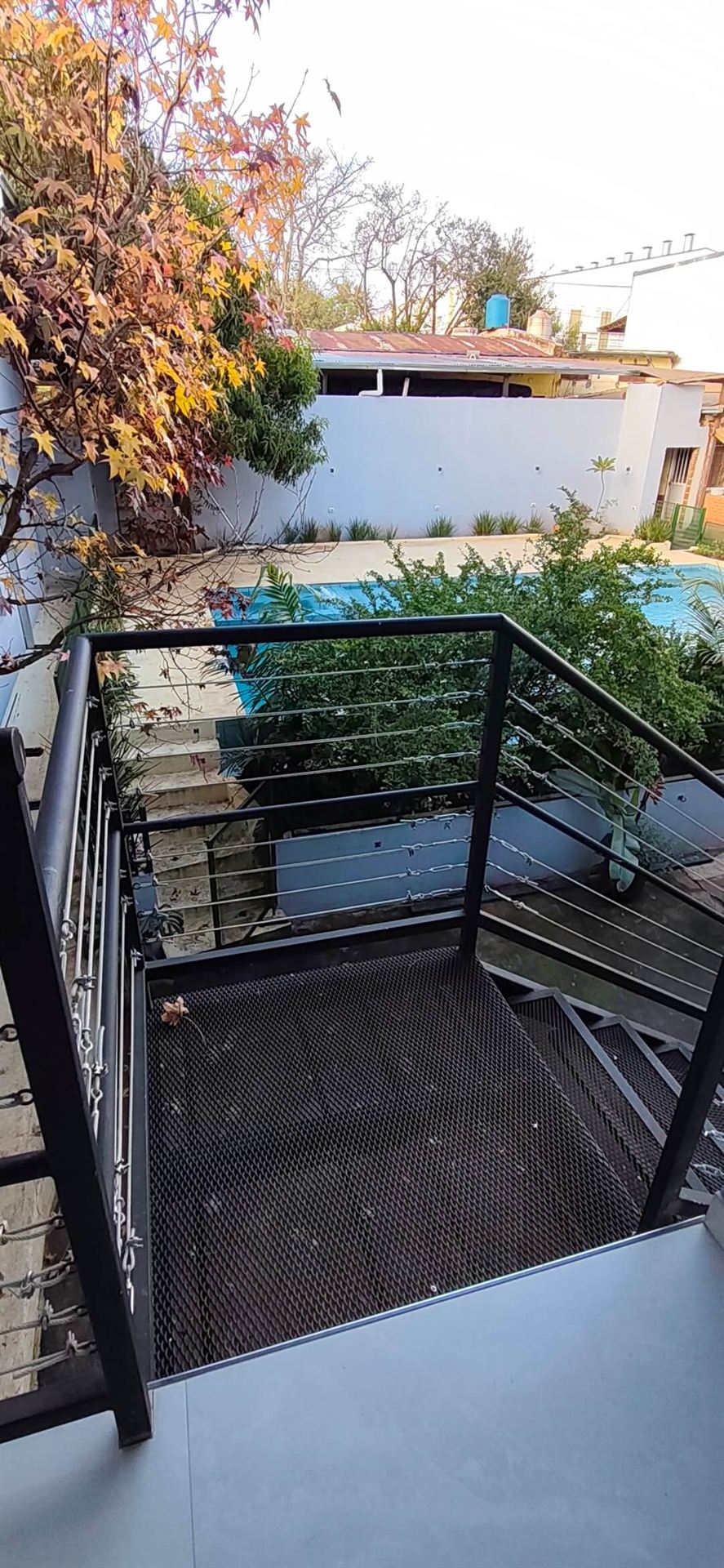 Balcón con vista a la pileta