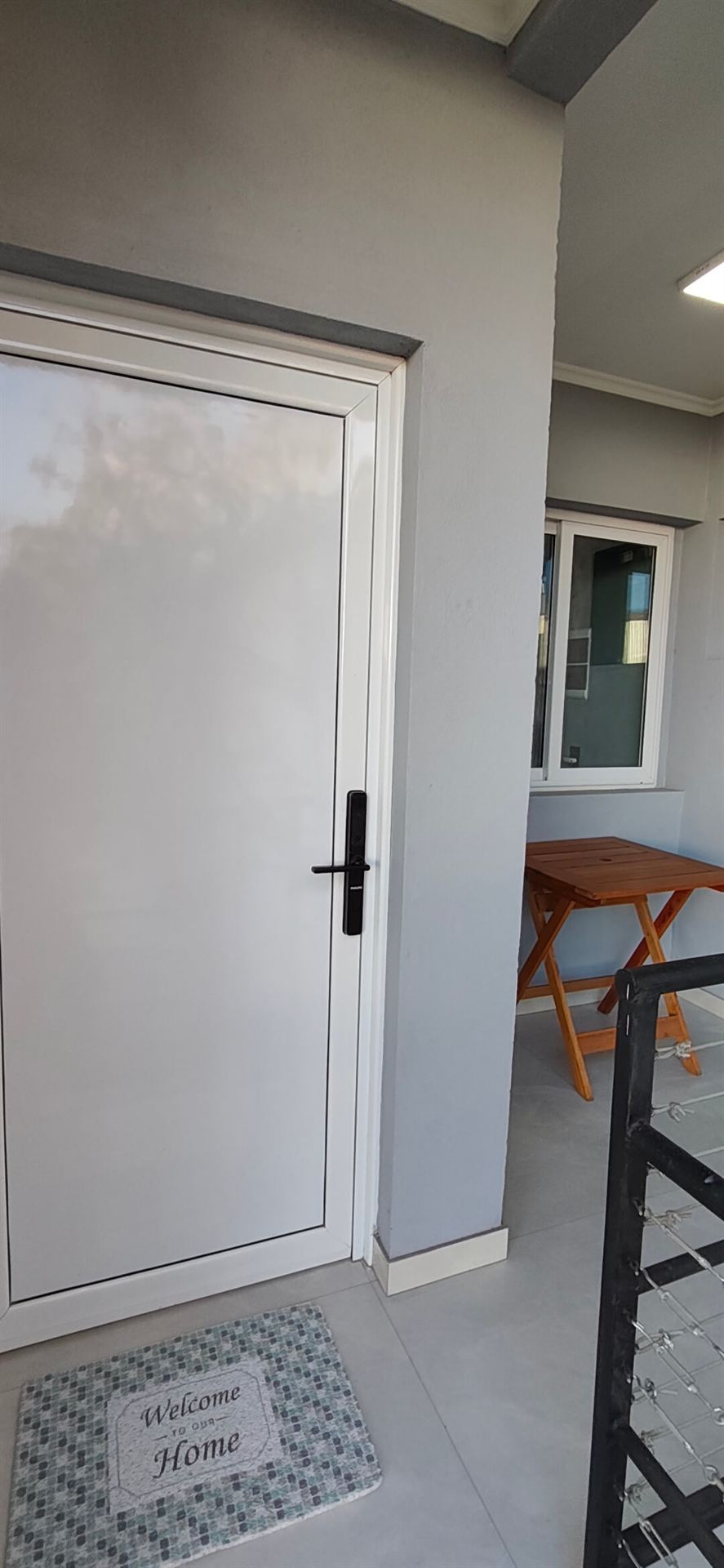 Puerta de acceso y comedor