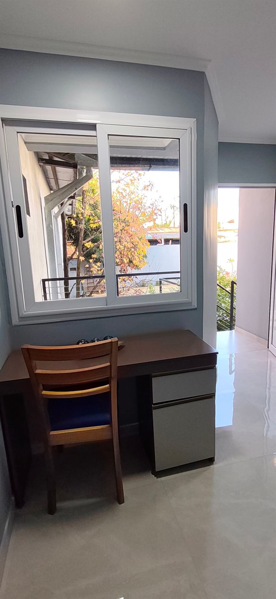Escritorio junto a la ventana