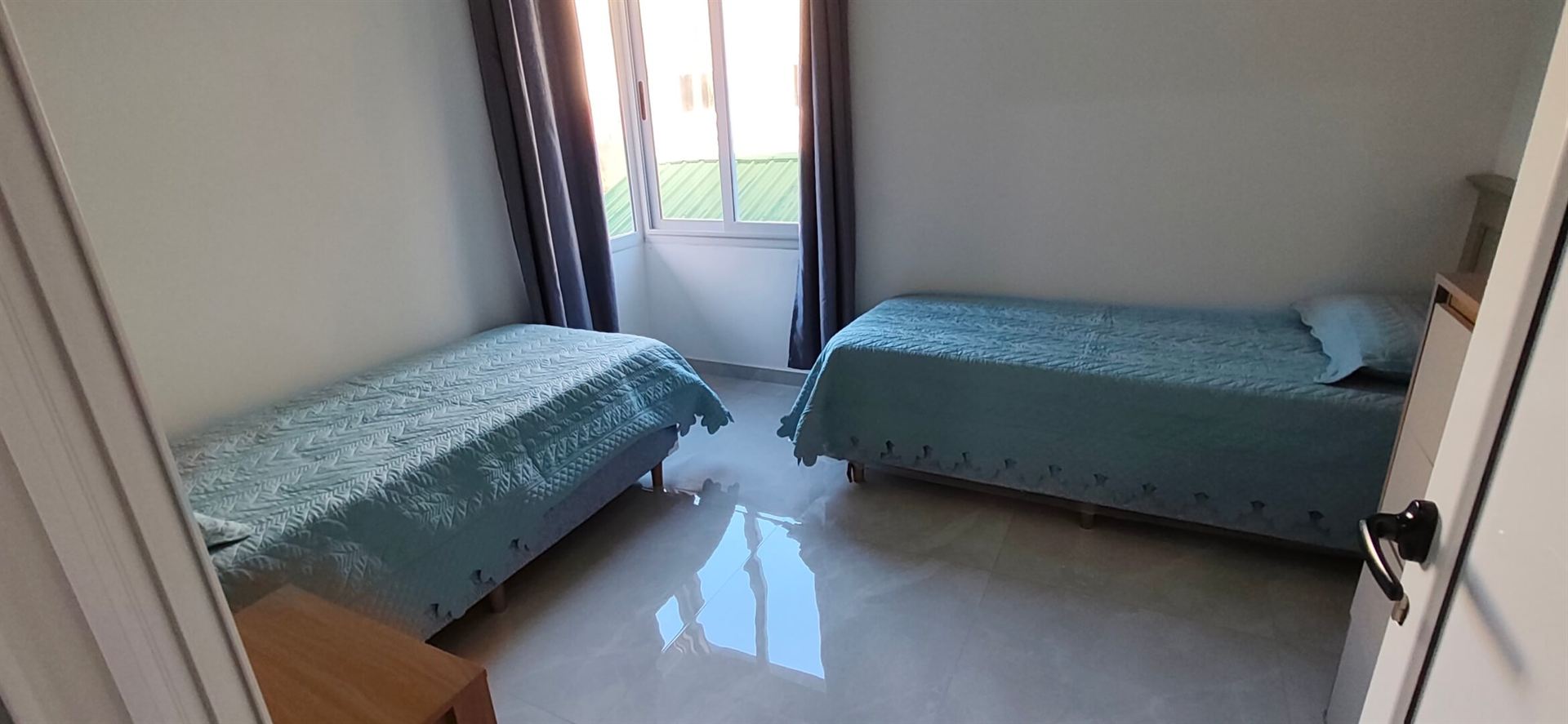 Dormitorio con dos camas individuales