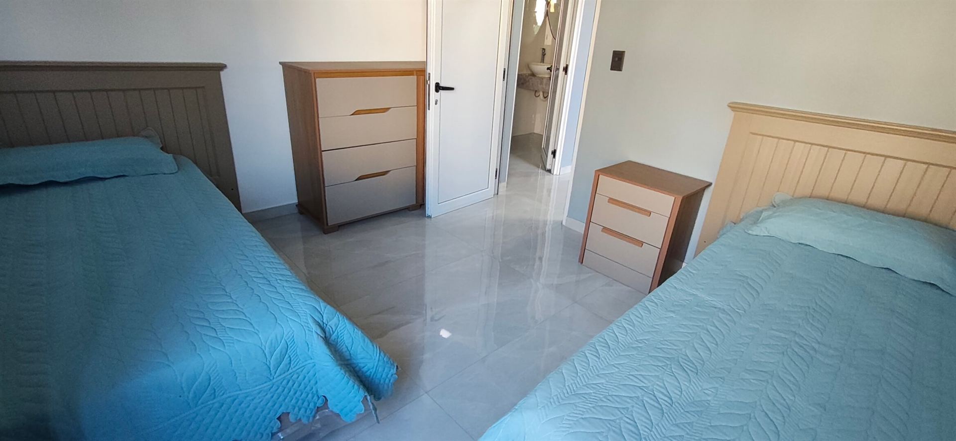 Dormitorio con cama matrimonial y cómoda