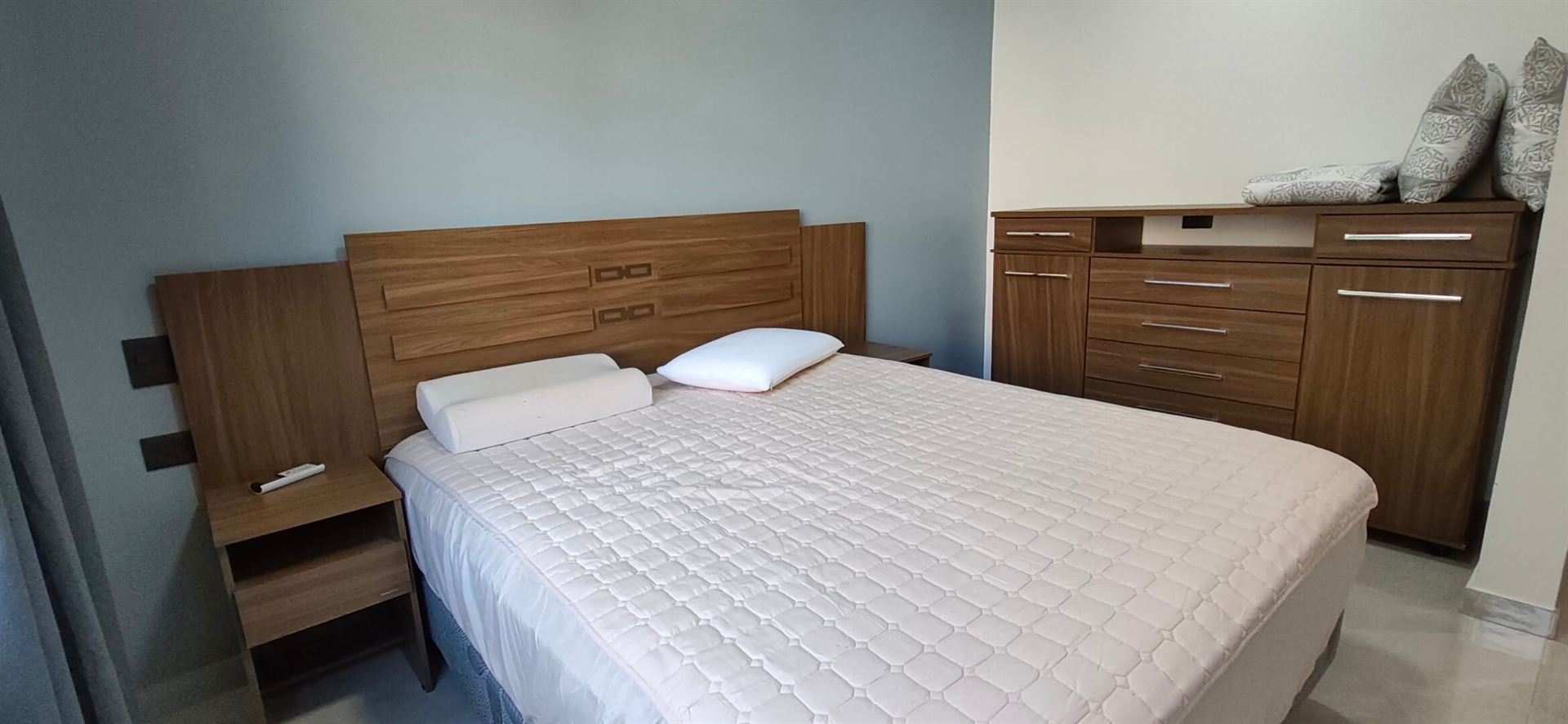 Dormitorio principal con cama matrimonial