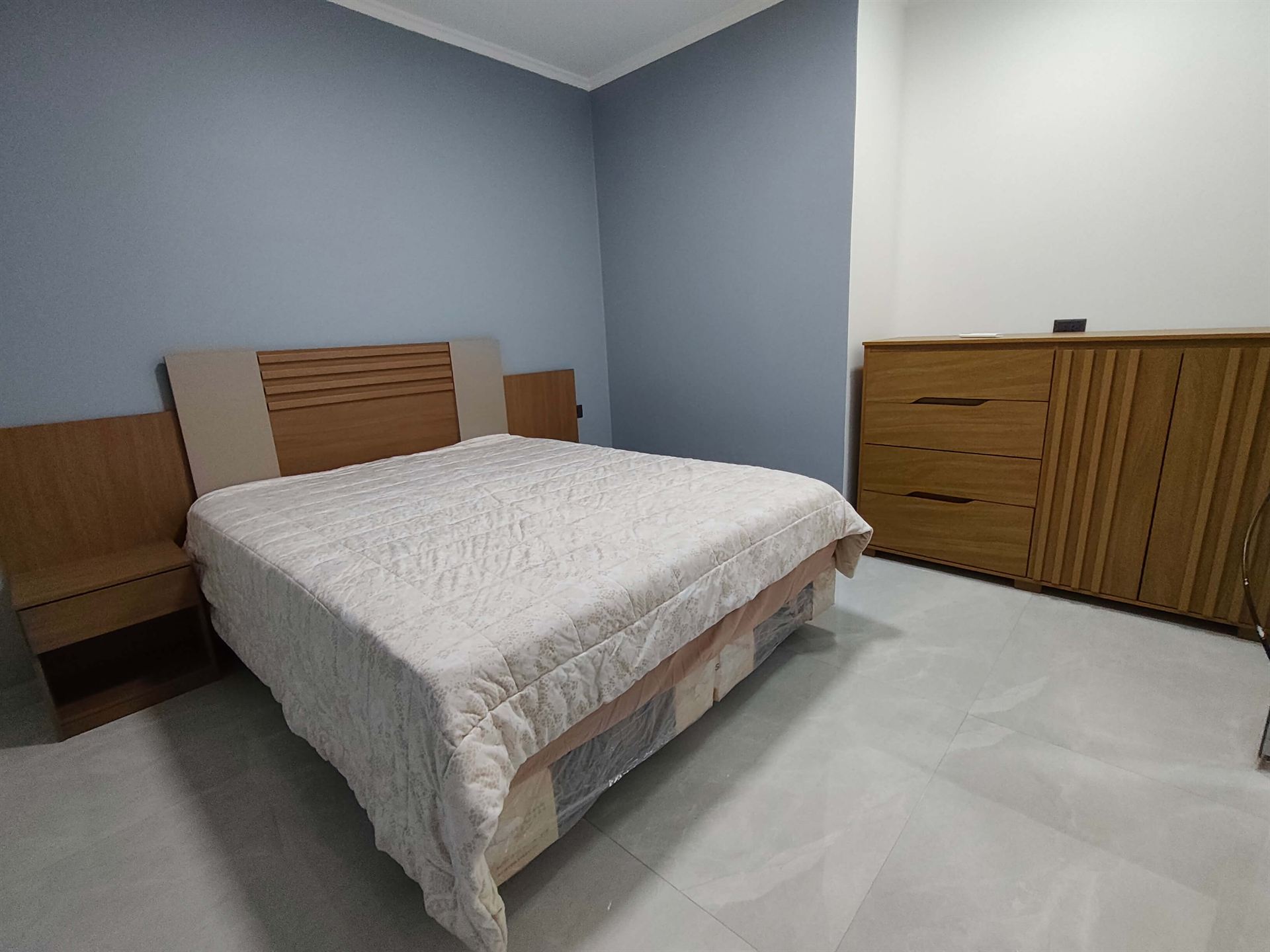 Dormitorio principal con cómoda