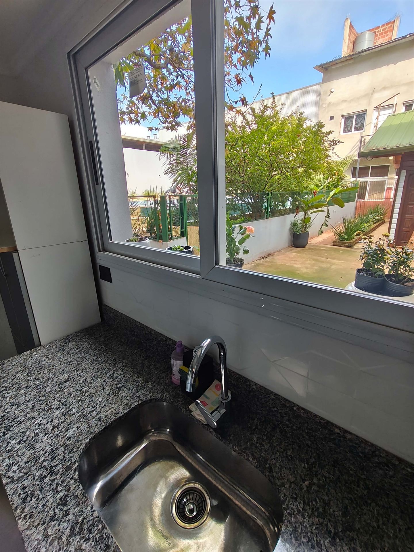 Ventana de la cocina al jardín