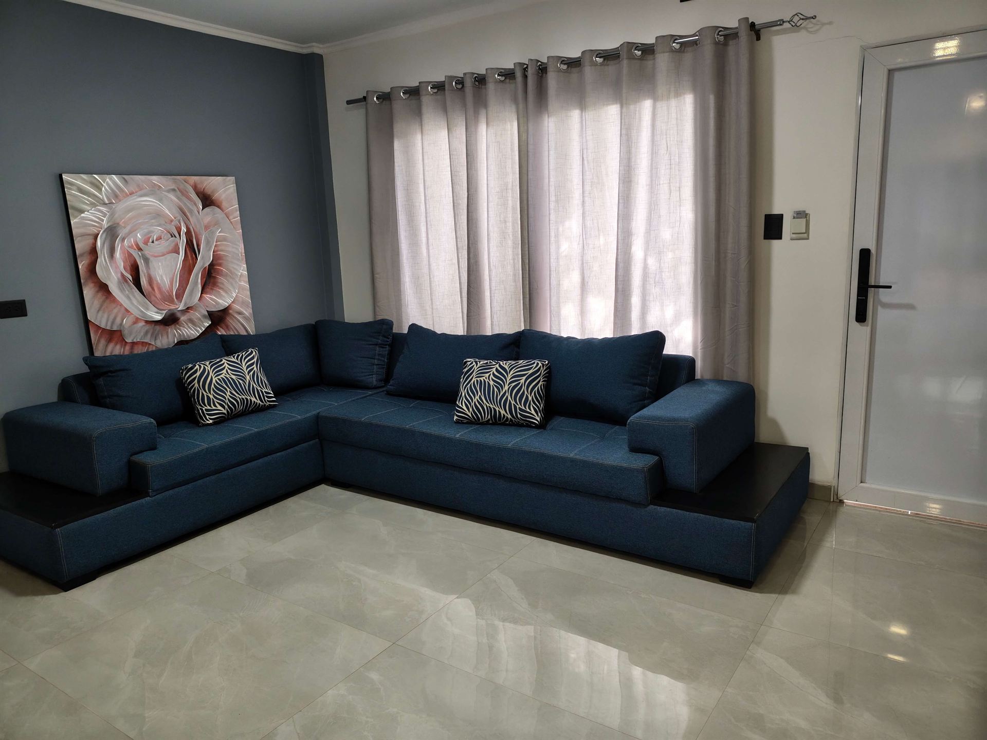 Living con cuadro de rosa