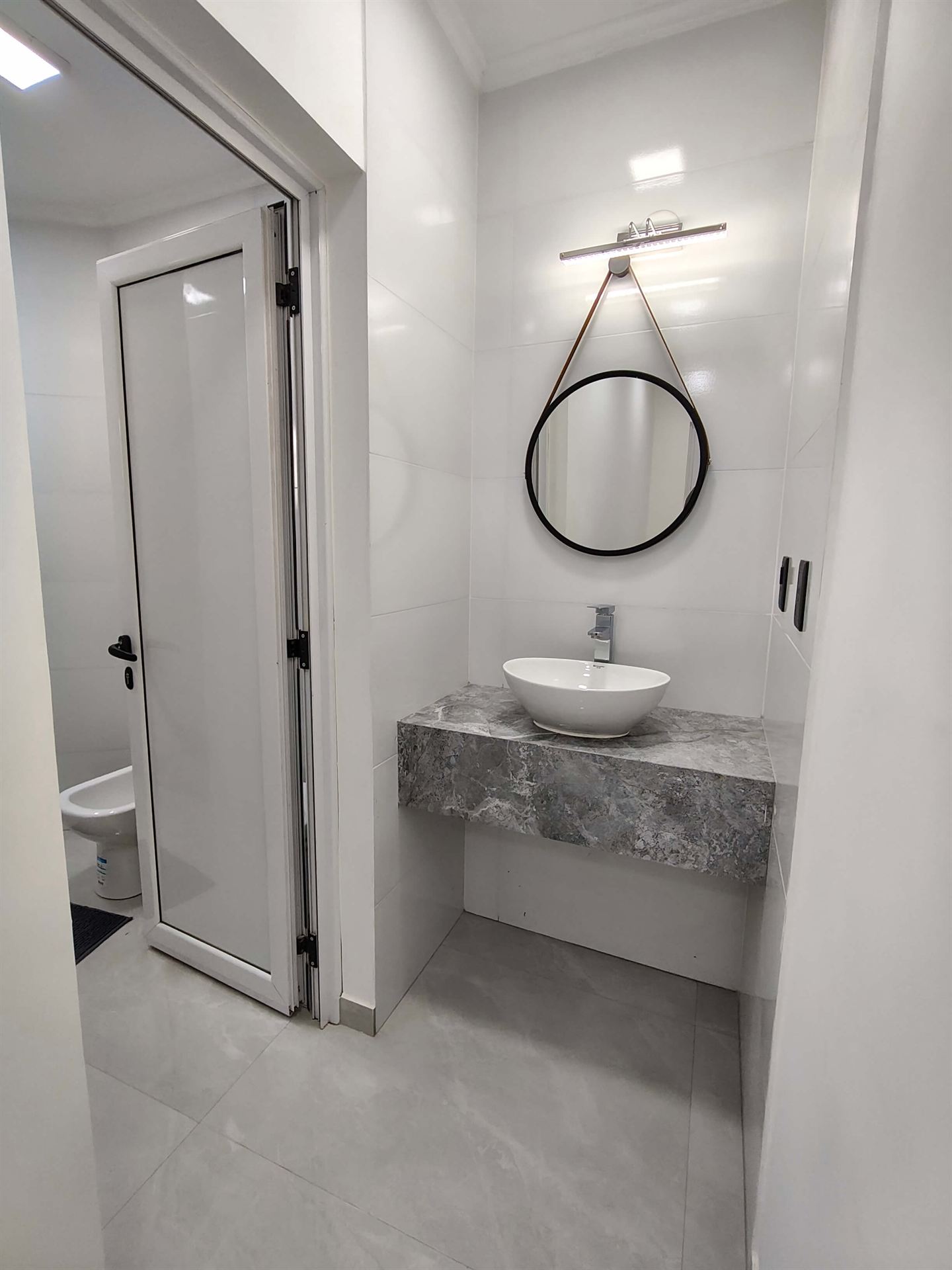 Baño con espejo redondo